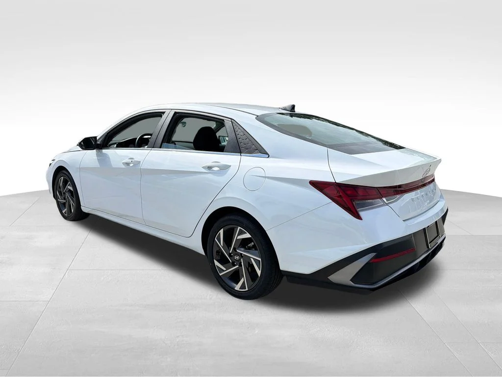 Used 2024 White Hyundai SEL image 5