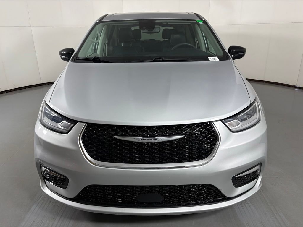 Used 2024 Silver Chrysler Touring L image 3