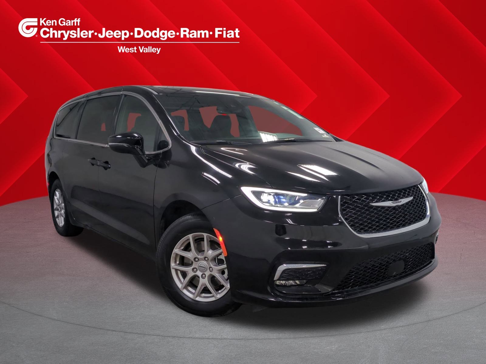 2025 Chrysler Pacifica Select's photo