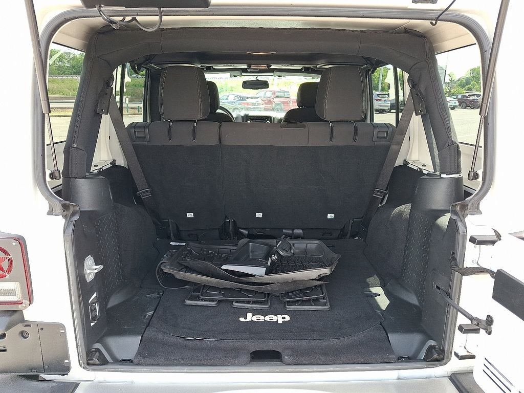 Used 2017 White Jeep Unlimited Sahara image 28