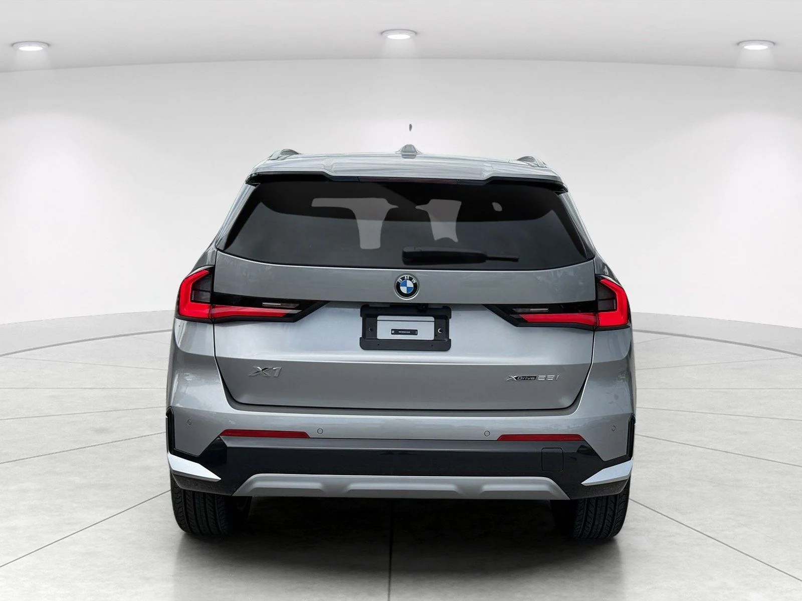 New 2026 Space Silver Metallic BMW xDrive28i image 4