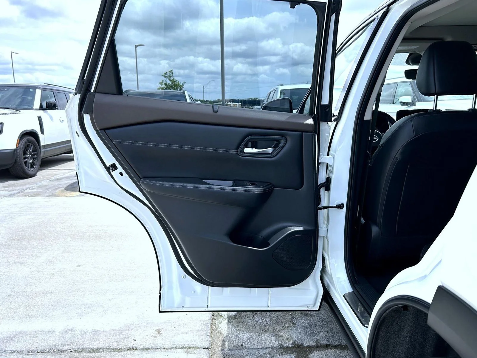 Used 2023 White Nissan SL image 20
