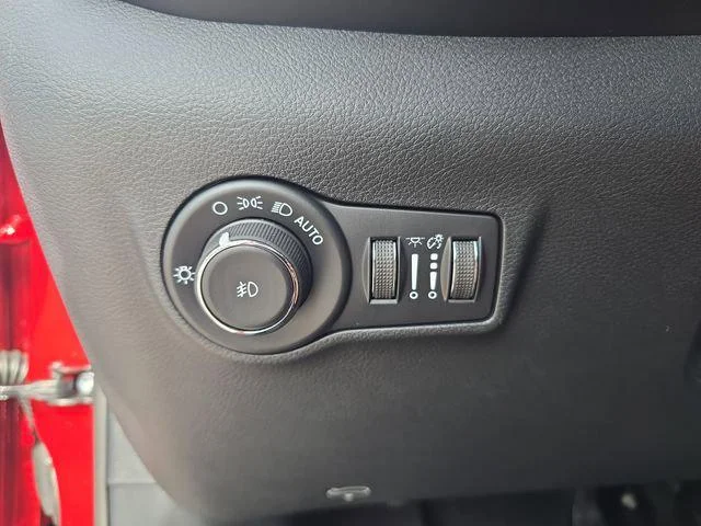 New 2026 Red Hot Pearl-Coat Exterior Paint Jeep Latitude image 21