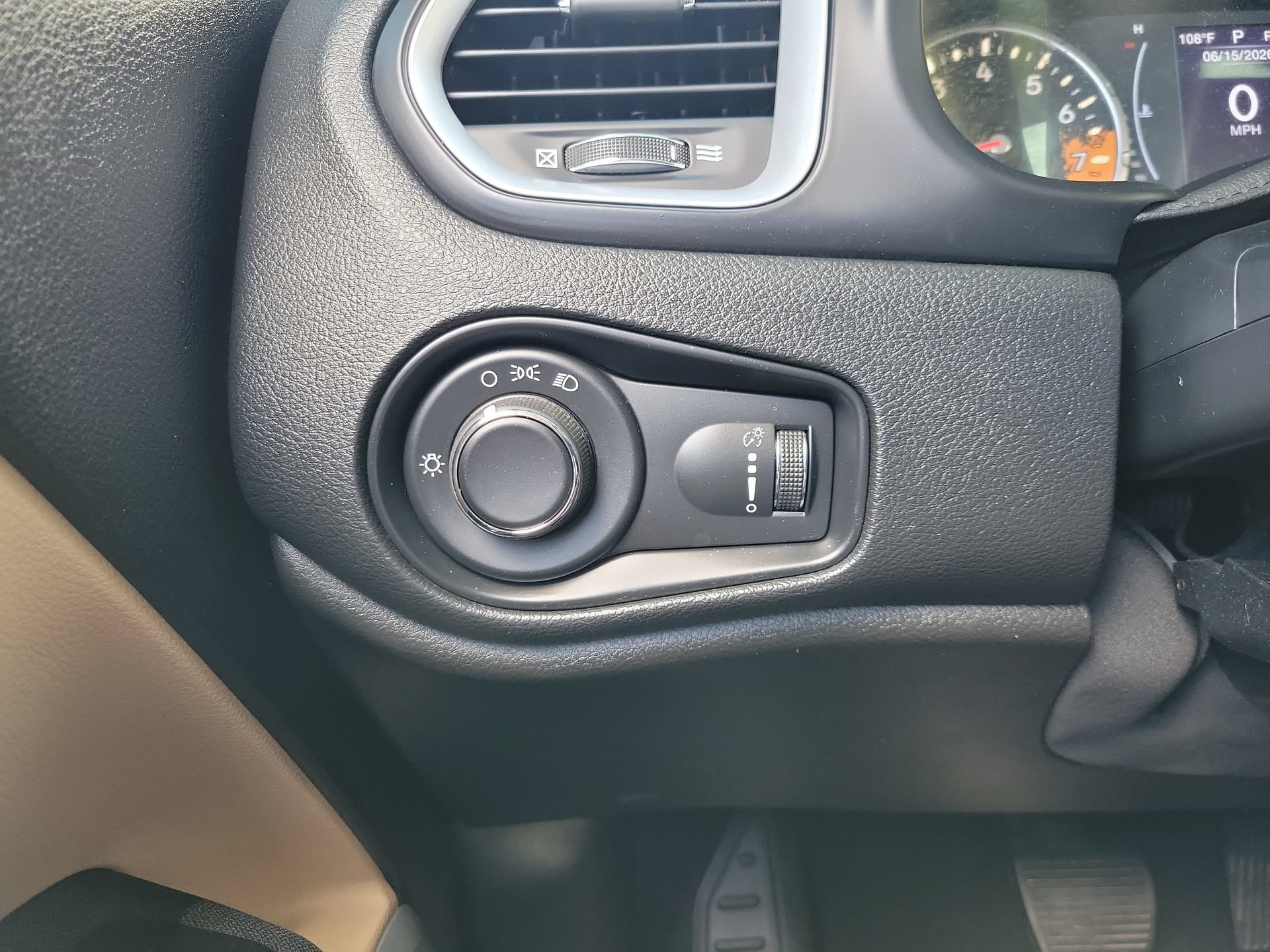 Used 2017 Hypergreen Clearcoat Jeep Sport image 27