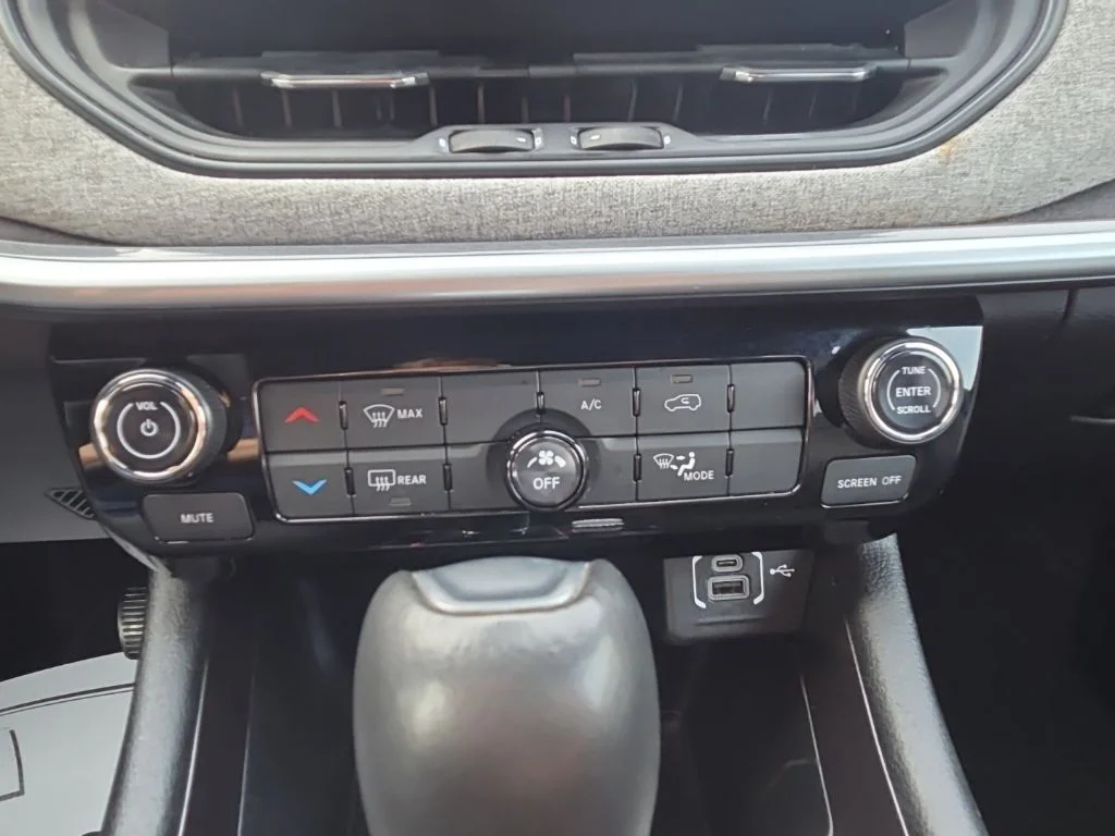 Used 2024 White Jeep Latitude image 30