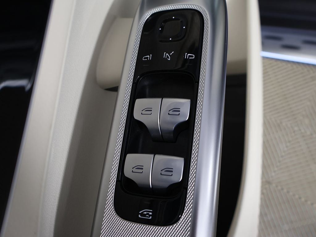 Used 2025 Gray Mercedes-Benz GLC 300 image 37