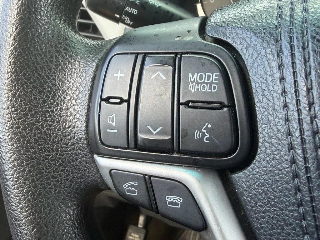 Used 2015 White Toyota LE image 24