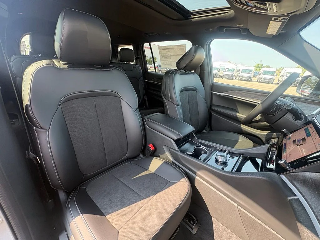 New 2026 Bright White Clear-Coat Exterior Paint Jeep Altitude image 30