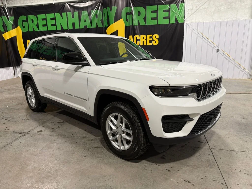 New 2026 Bright White Clear-Coat Exterior Paint Jeep Laredo X image 2