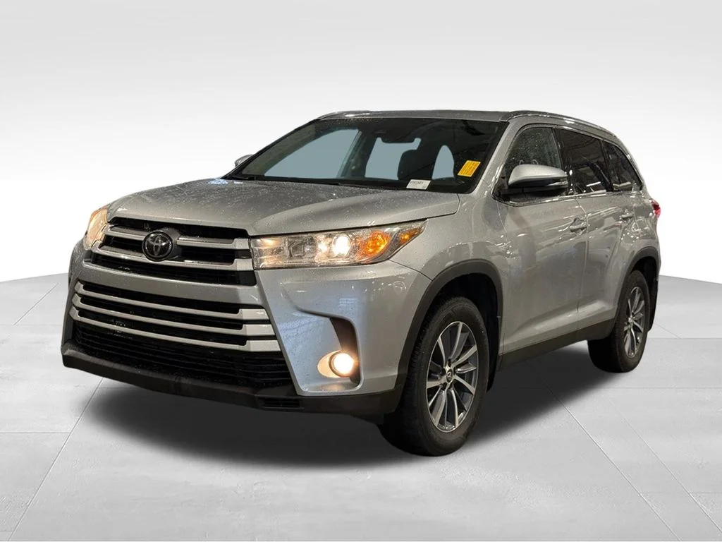 Used 2019 Silver Toyota XLE image 1