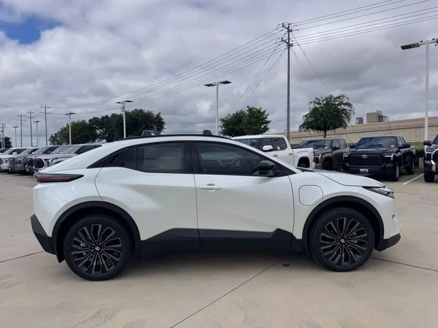 New 2026 Wind Chill Pearl <sup>1</sup> Toyota  XSE image 4