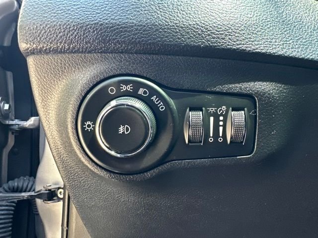 Used 2018 Billet Silver Metallic Clearcoat Jeep Latitude image 13