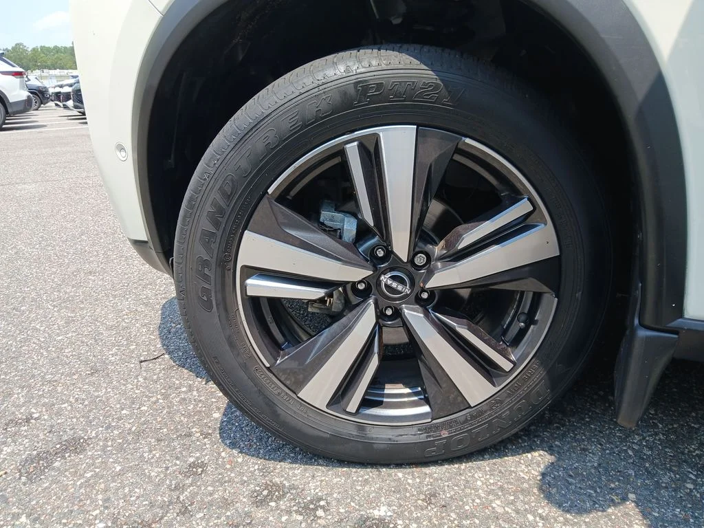 Used 2023 White Nissan Platinum image 47