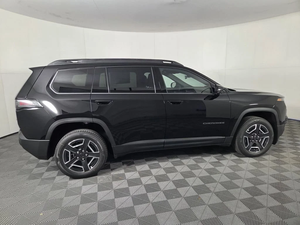 New 2026 Diamond Black Crystal Pearl-Coat Exterior Paint Jeep Limited image 5