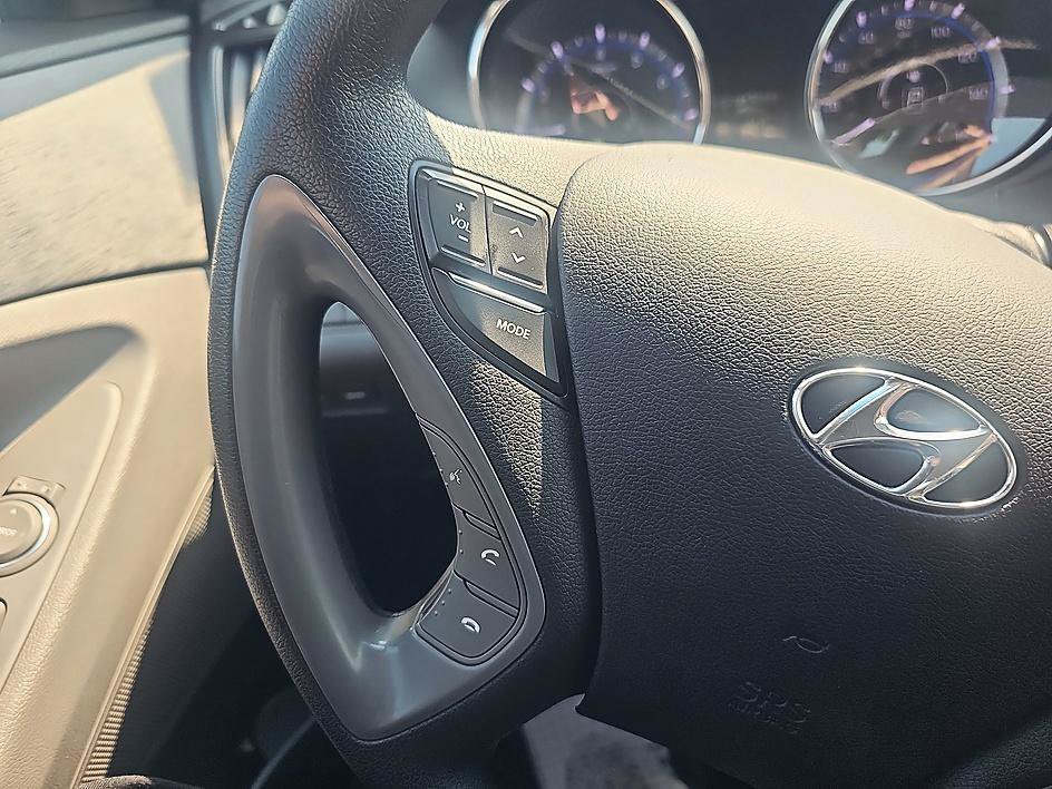 Used 2014 Pearl White Hyundai GLS image 20