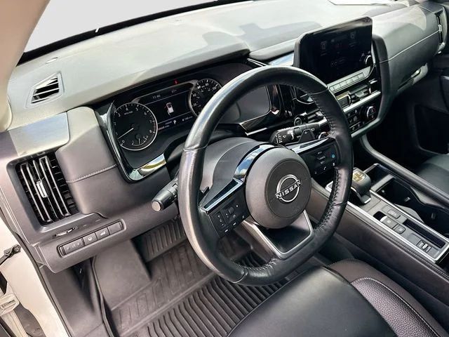 Used 2022 White Nissan SL image 9