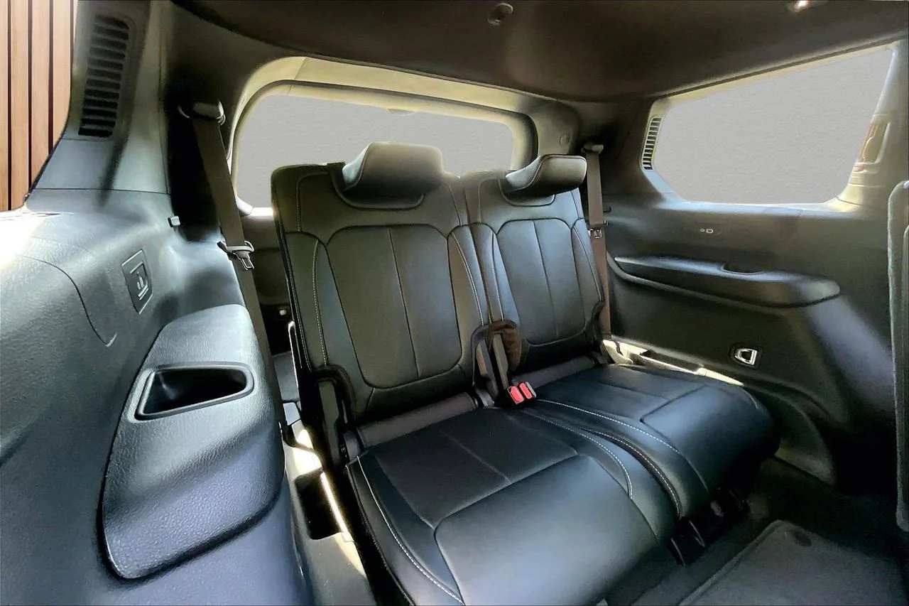New 2026 Diamond Black Crystal Pearl-Coat Exterior Paint Jeep Limited image 24