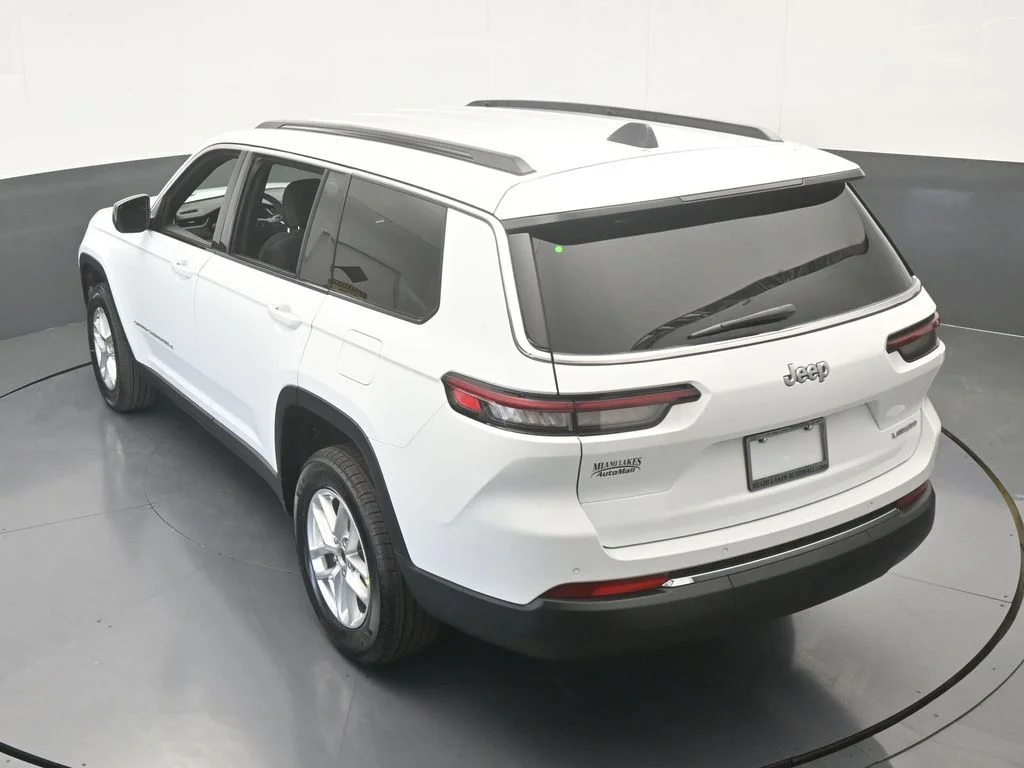 New 2026 Bright White Clear-Coat Exterior Paint Jeep Laredo image 45