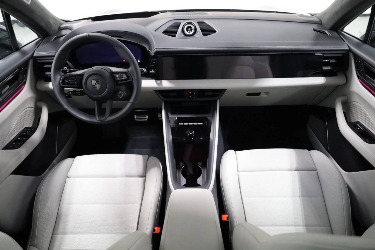 2025 Porsche Macan Turbo Electric - Photo 25