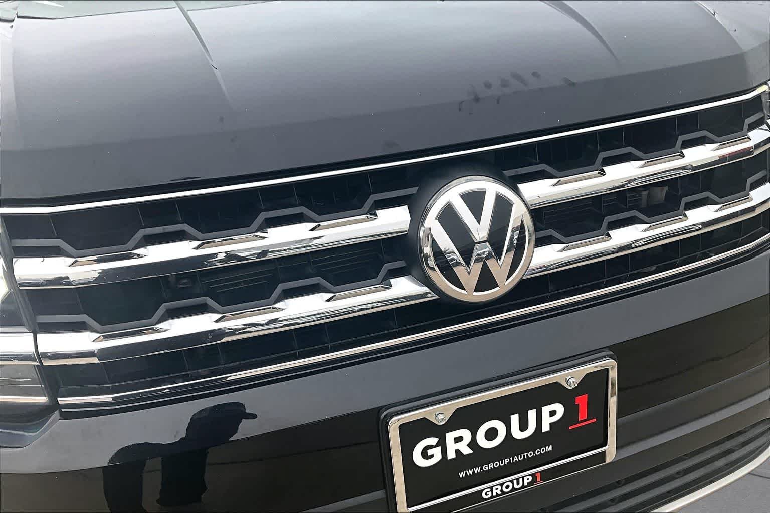 Used 2019 Deep Black Pearl Volkswagen 3.6L V6 SE w/Technology image 30