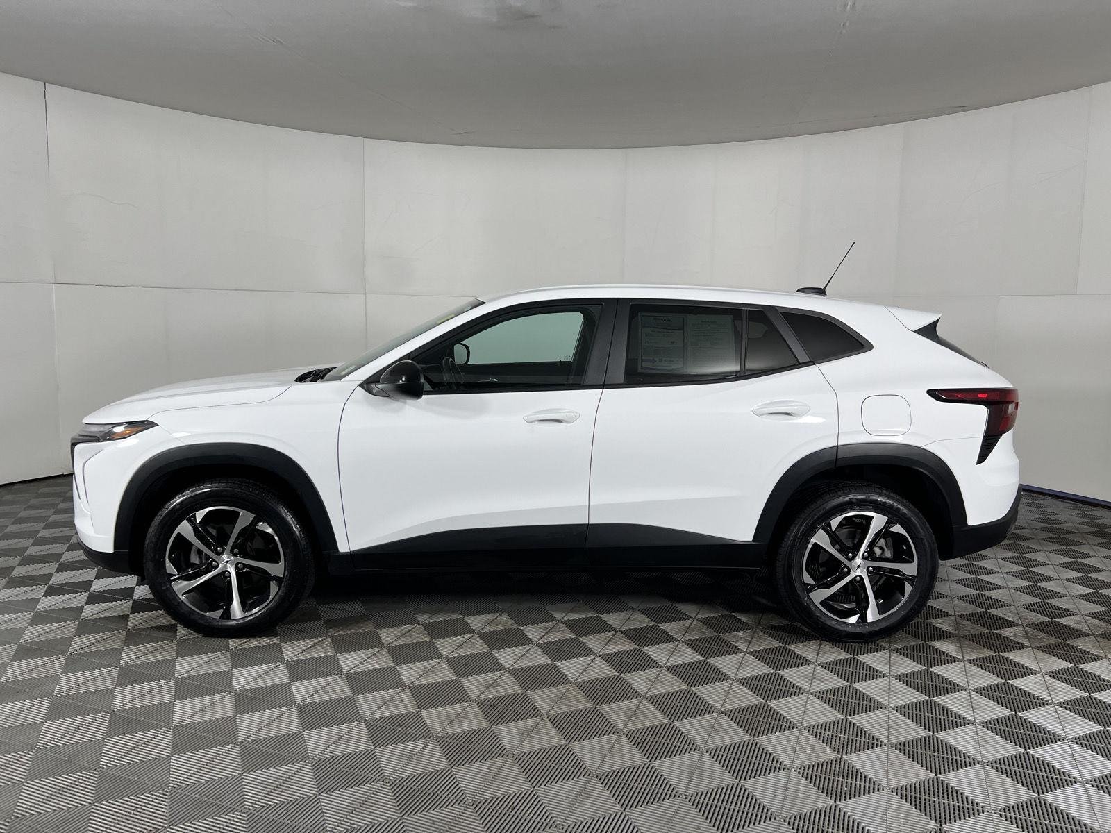 Used 2024 Summit White Chevrolet 1RS image 14