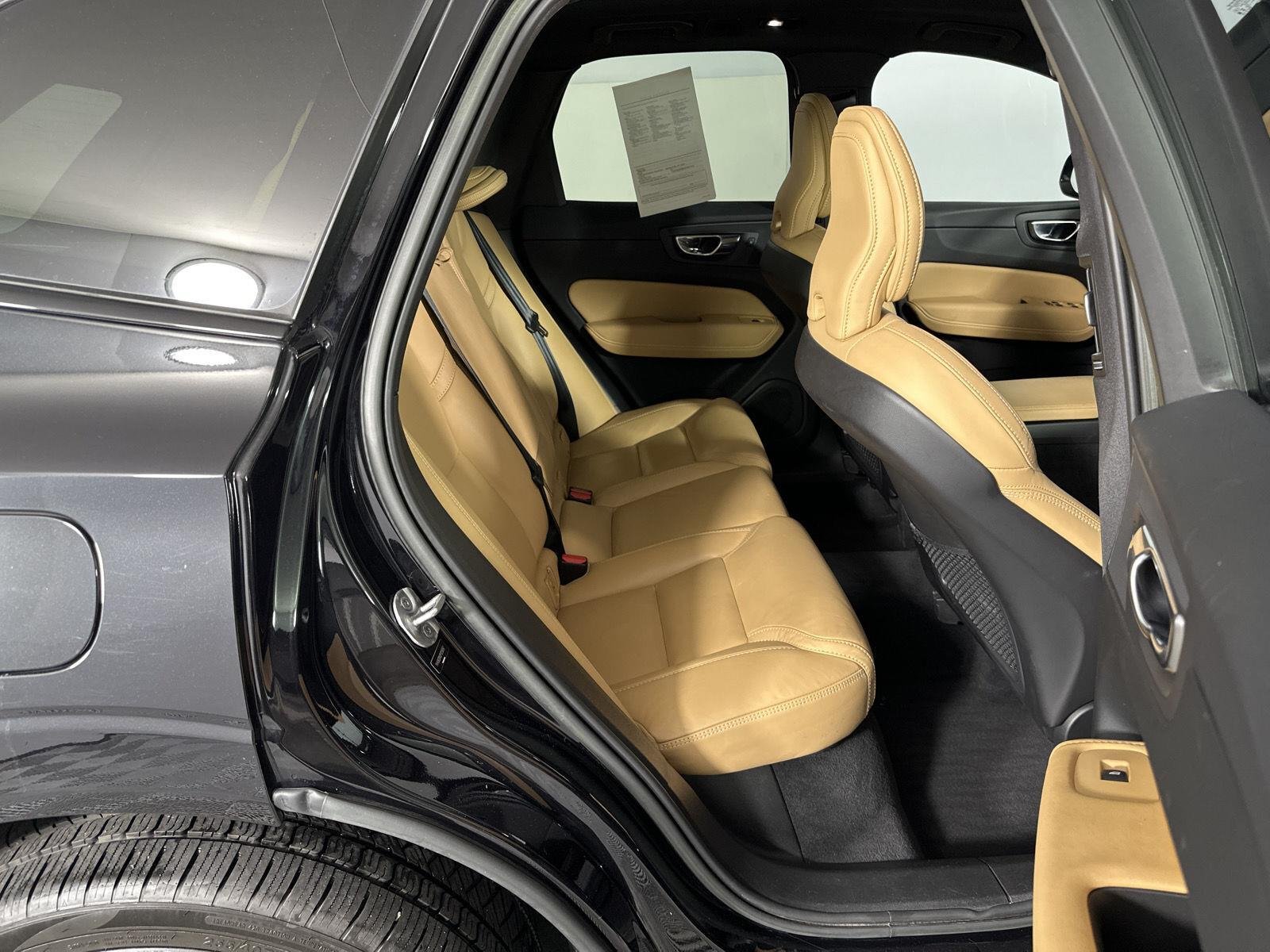 Used 2023 Onyx Black Metallic Volvo Ultimate Dark Theme image 32