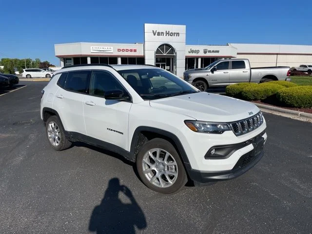 2024 Jeep Compass Latitude Lux 4X4's photo