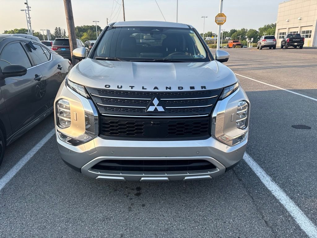 Used 2022 Silver Mitsubishi SE image 2