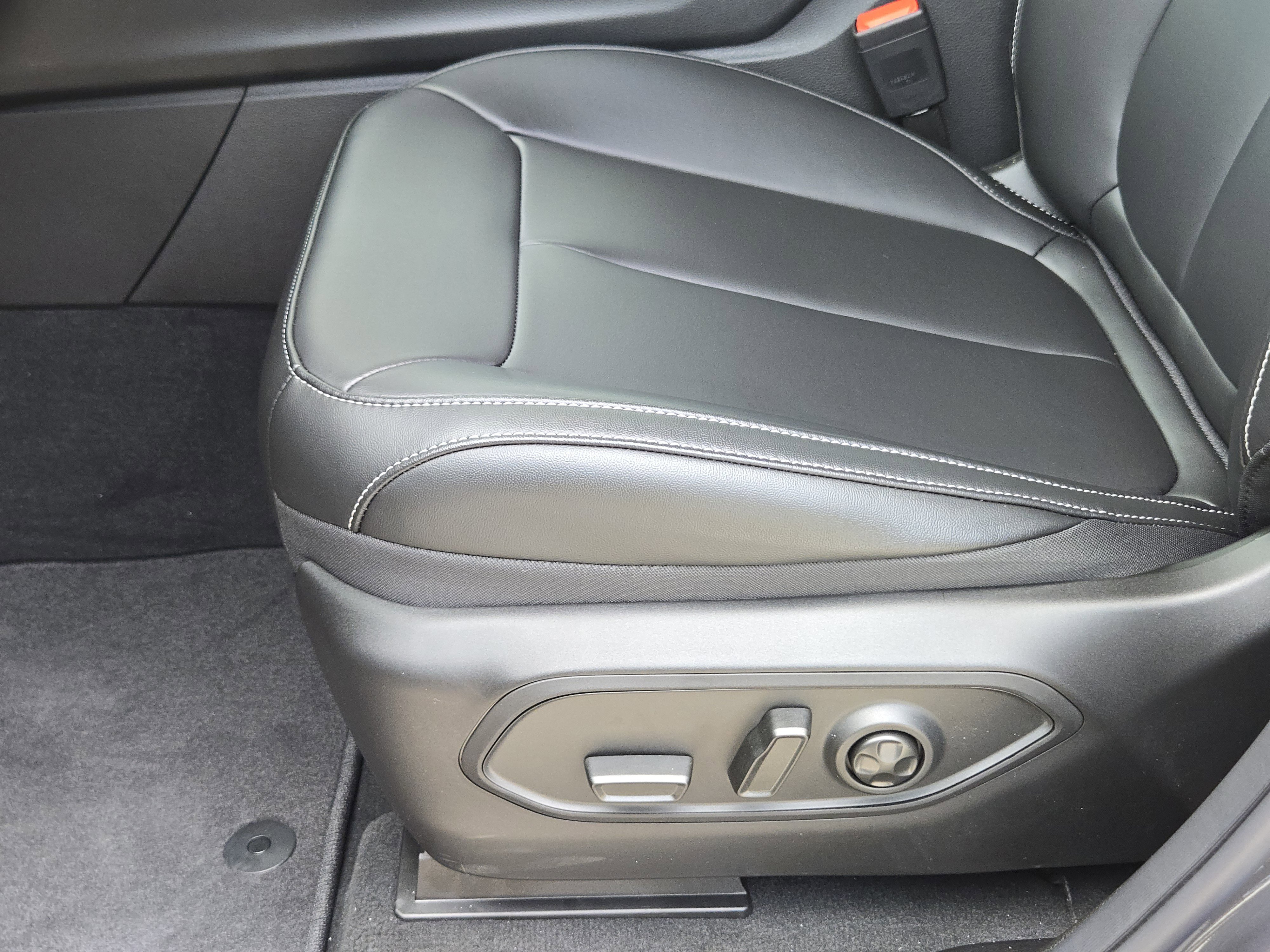 New 2026 Baltic Gray Metallic Clear-Coat Exterior Paint Jeep Limited image 18
