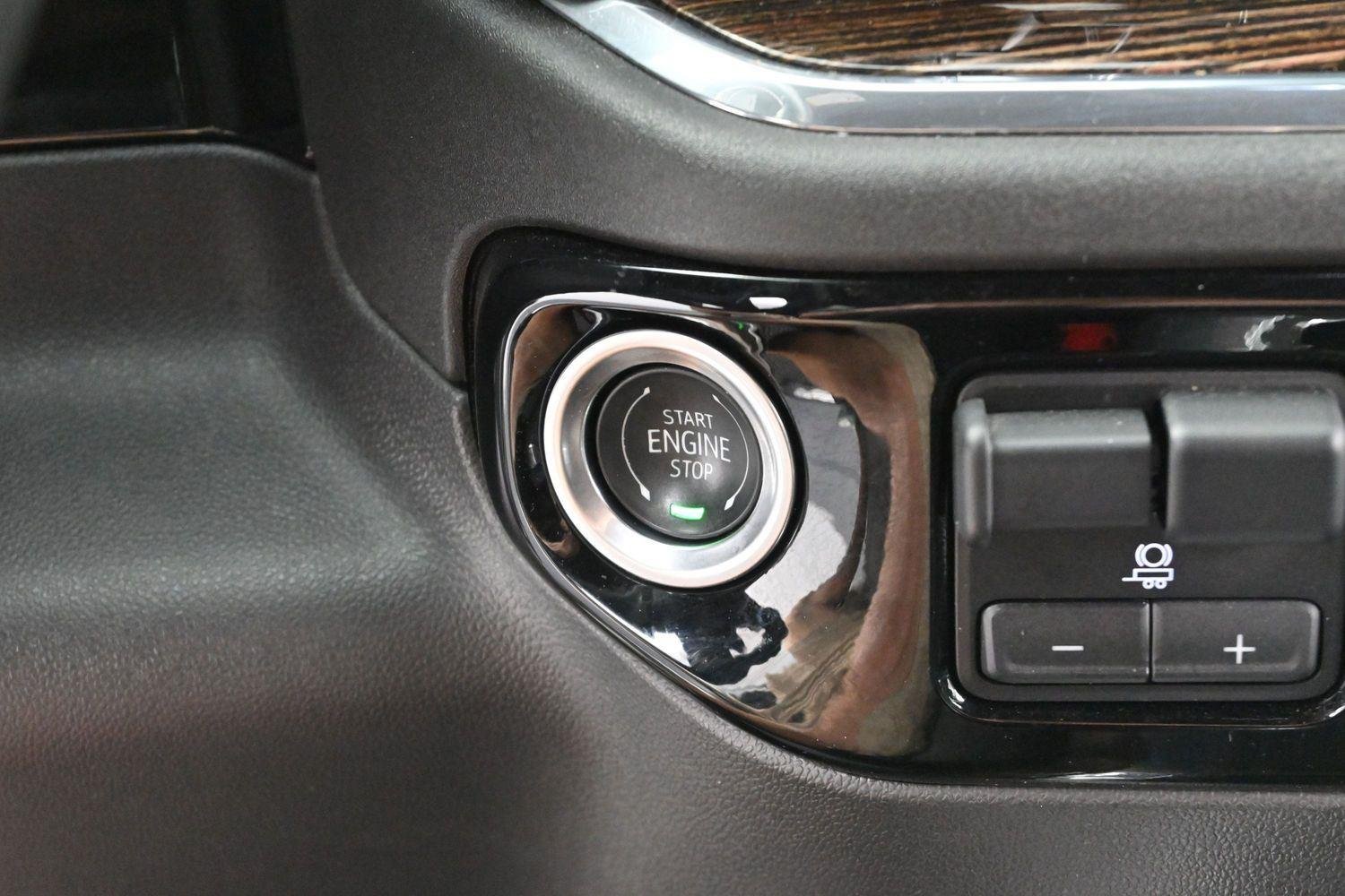 Used 2024 Summit White GMC Elevation image 25