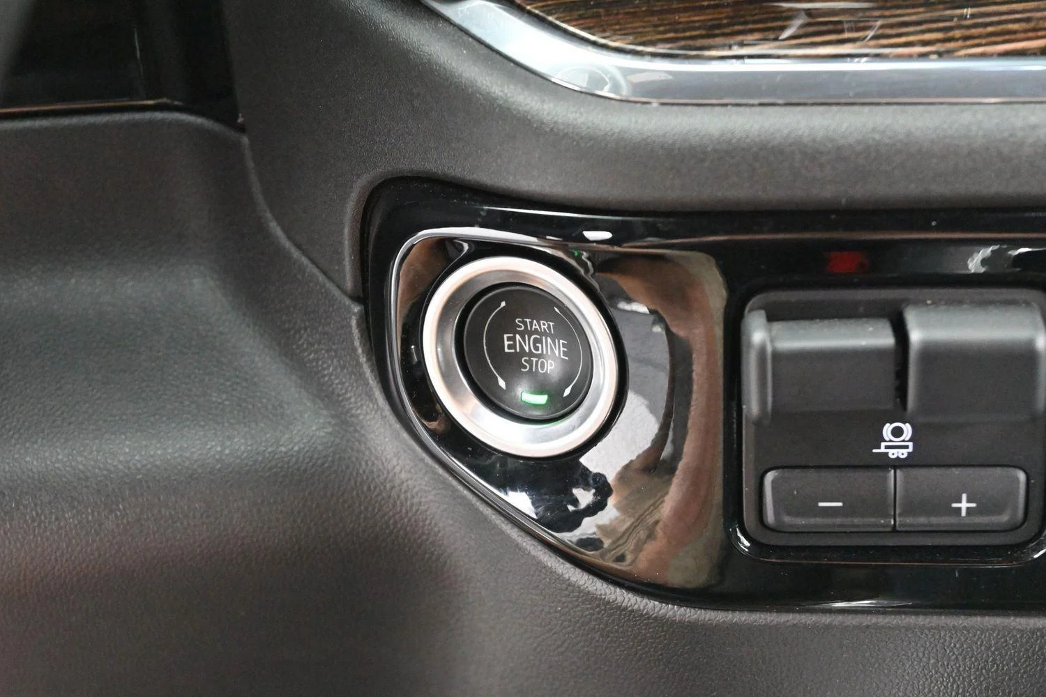 Used 2024 Summit White GMC Elevation image 25