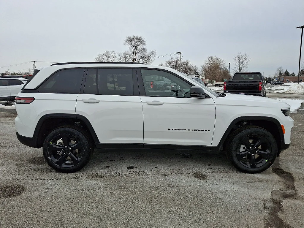 New 2025 Bright White Clear-Coat Exterior Paint Jeep Limited image 9