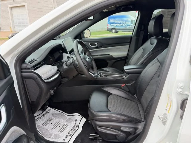 Used 2024 White Jeep Latitude image 15
