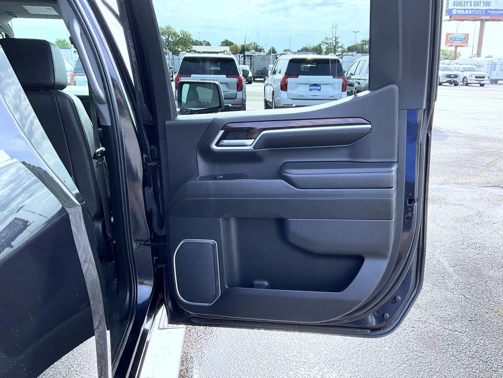 Used 2022 Silver GMC SLT image 17