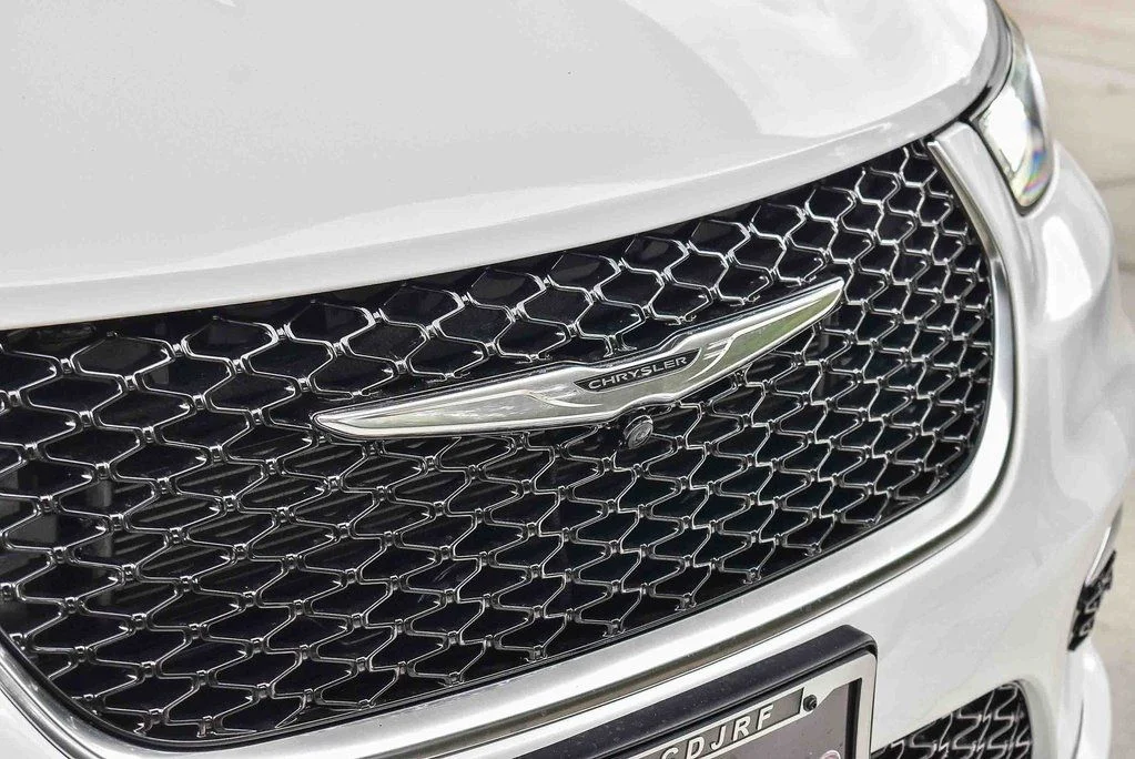New 2026 Bright White Clear-Coat Exterior Paint Chrysler Pinnacle image 9
