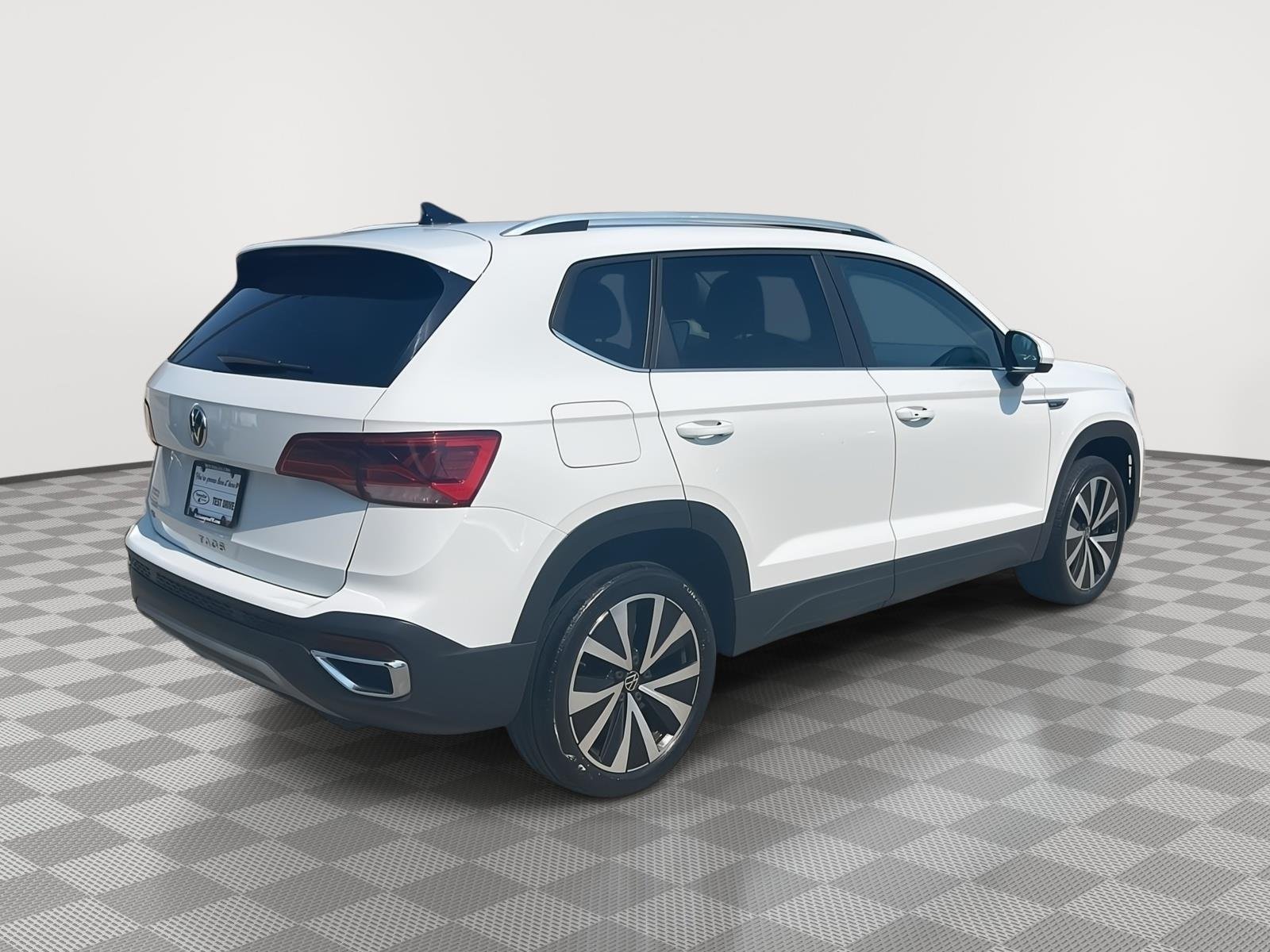 Used 2022 Pure White Volkswagen SE image 5