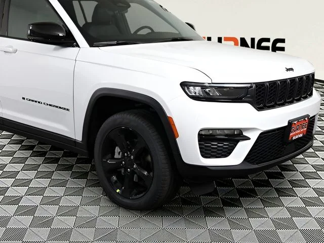 New 2025 Bright White Clear-Coat Exterior Paint Jeep Limited image 24