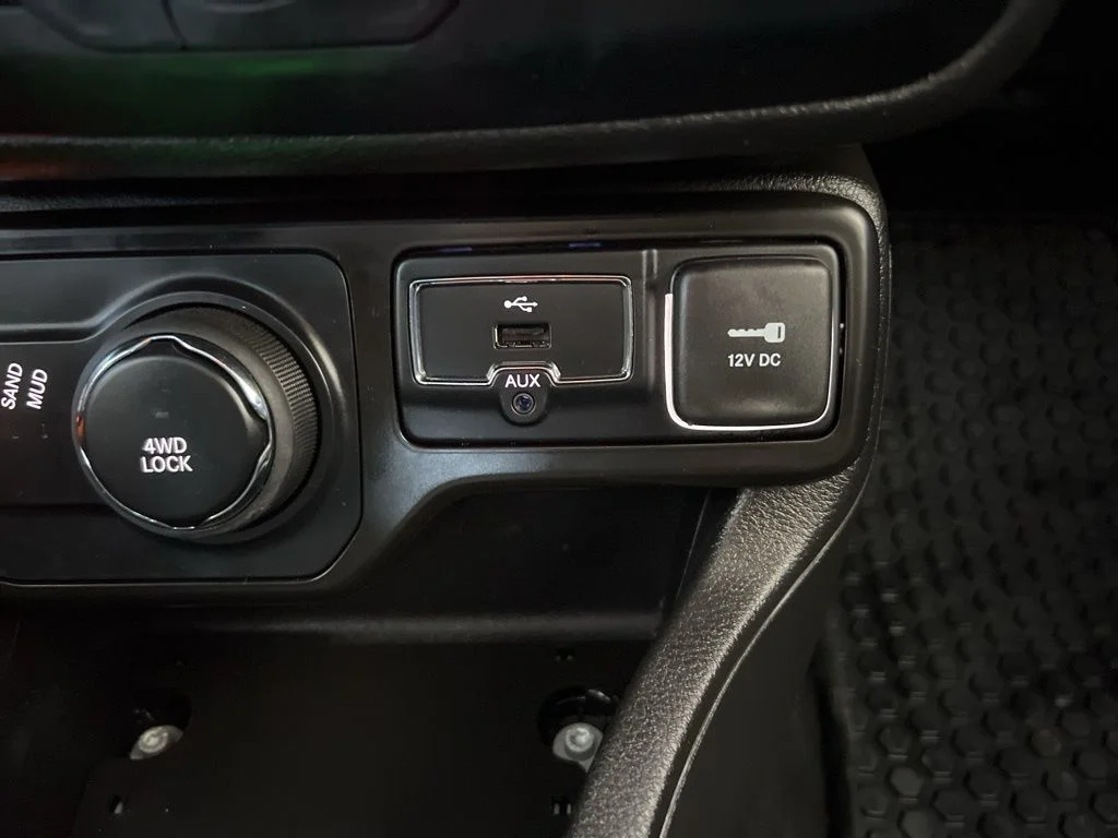 Used 2023 White Jeep Altitude image 44