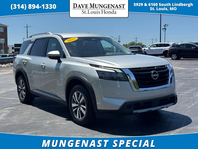 2025 Nissan Pathfinder SL