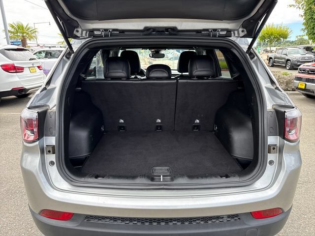 Used 2024 Silver Zynith Metallic Clearcoat Jeep Latitude image 12