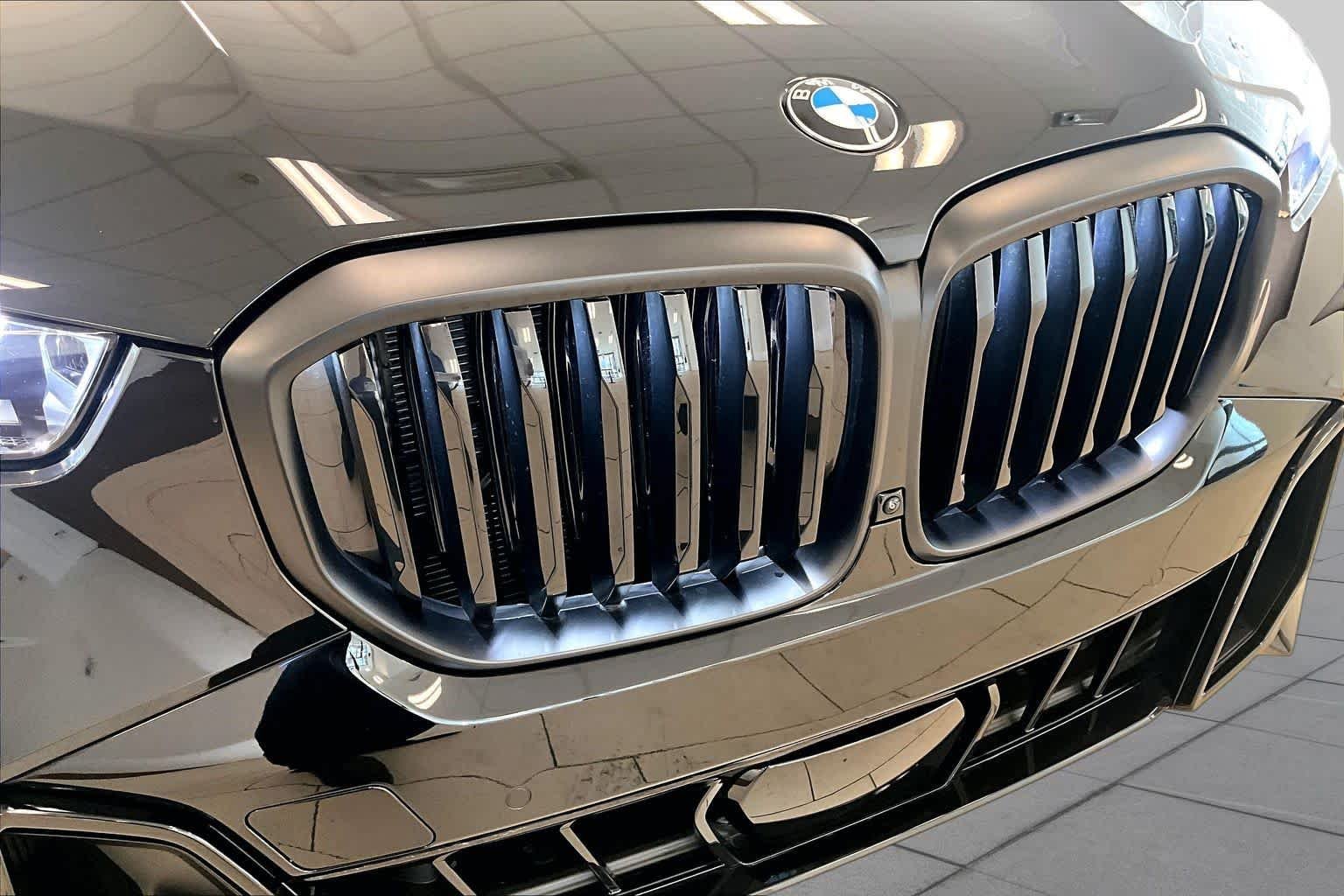 Used 2026 Black Sapphire Metallic BMW xDrive40i image 29