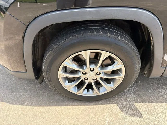 Used 2019 Black Jeep Latitude Plus image 3