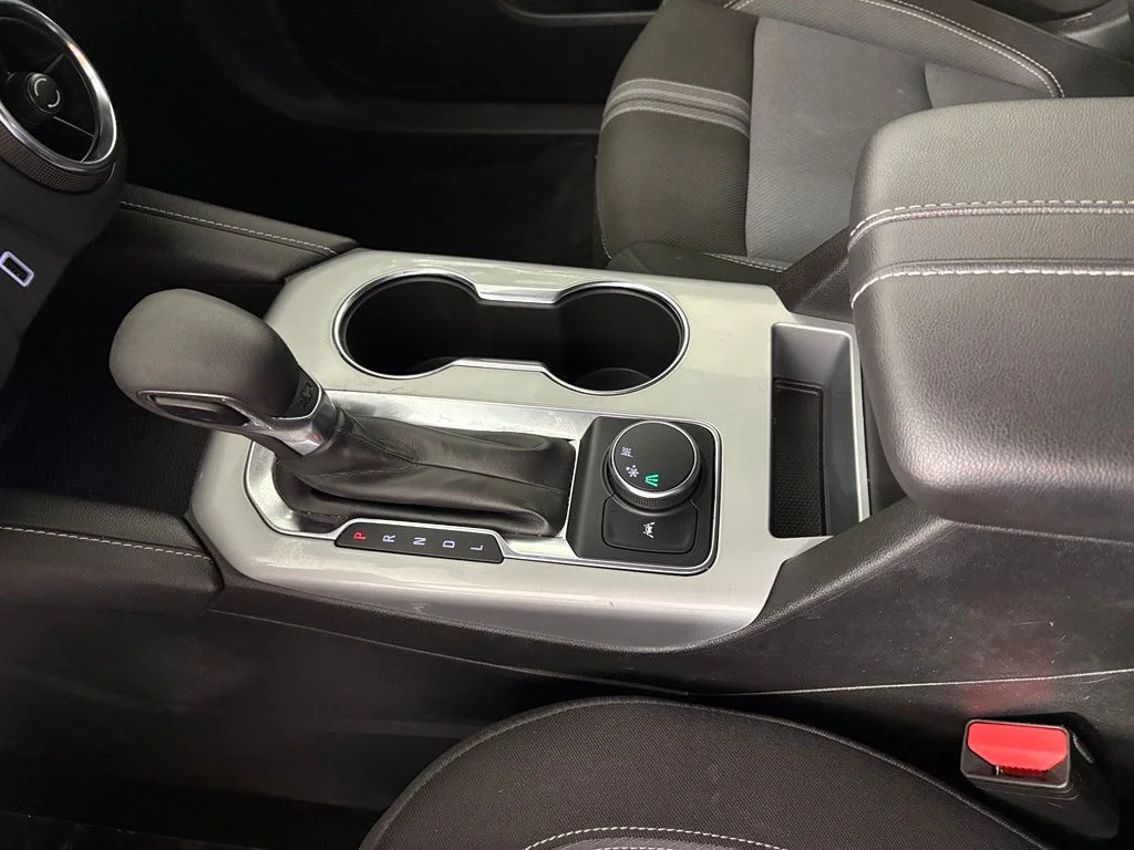 Used 2025 White Chevrolet LT image 27