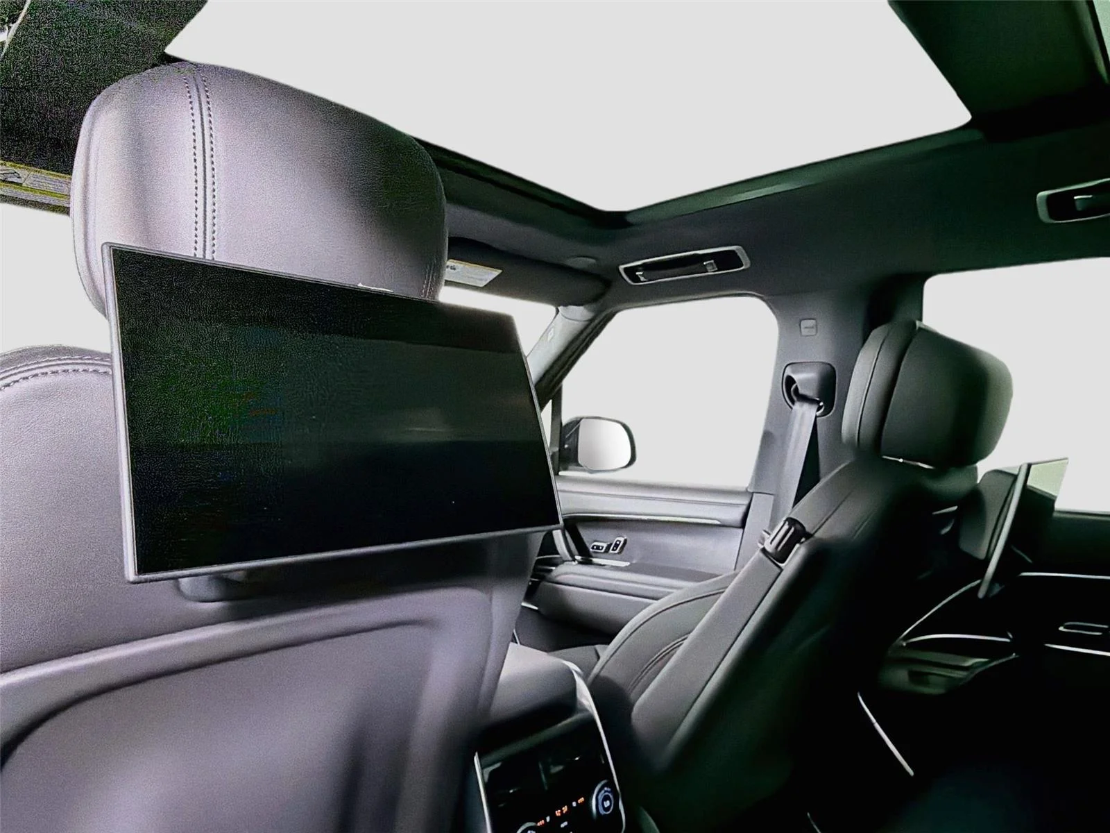 2025 Land Rover Range Rover SE - Photo 24