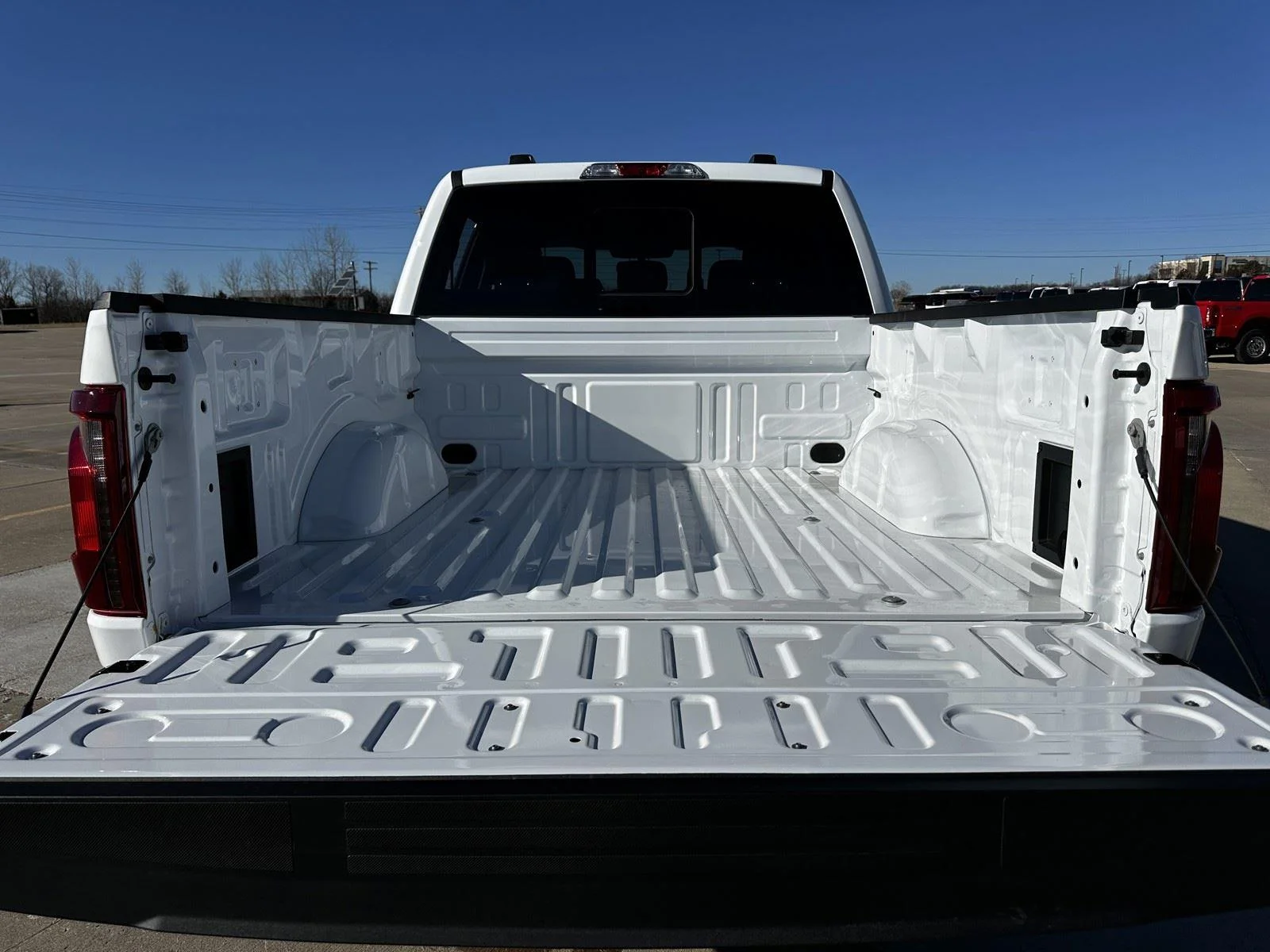New 2026 Oxford White Ford XLT image 9