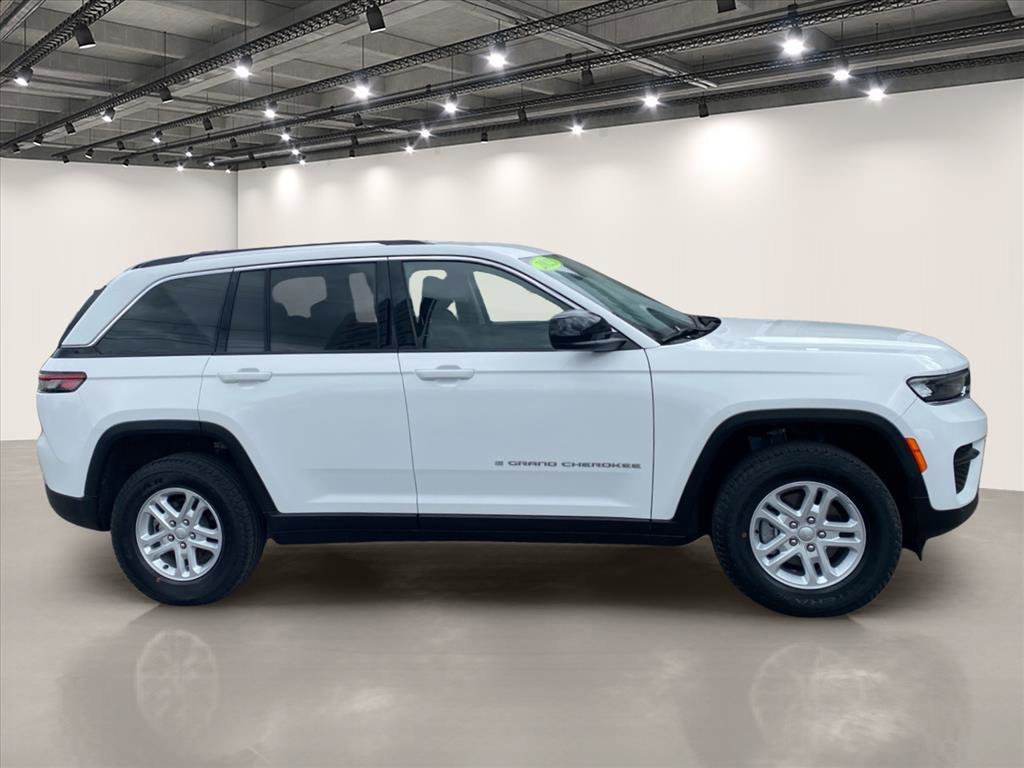 Used 2023 Bright White Clearcoat Jeep Laredo image 8