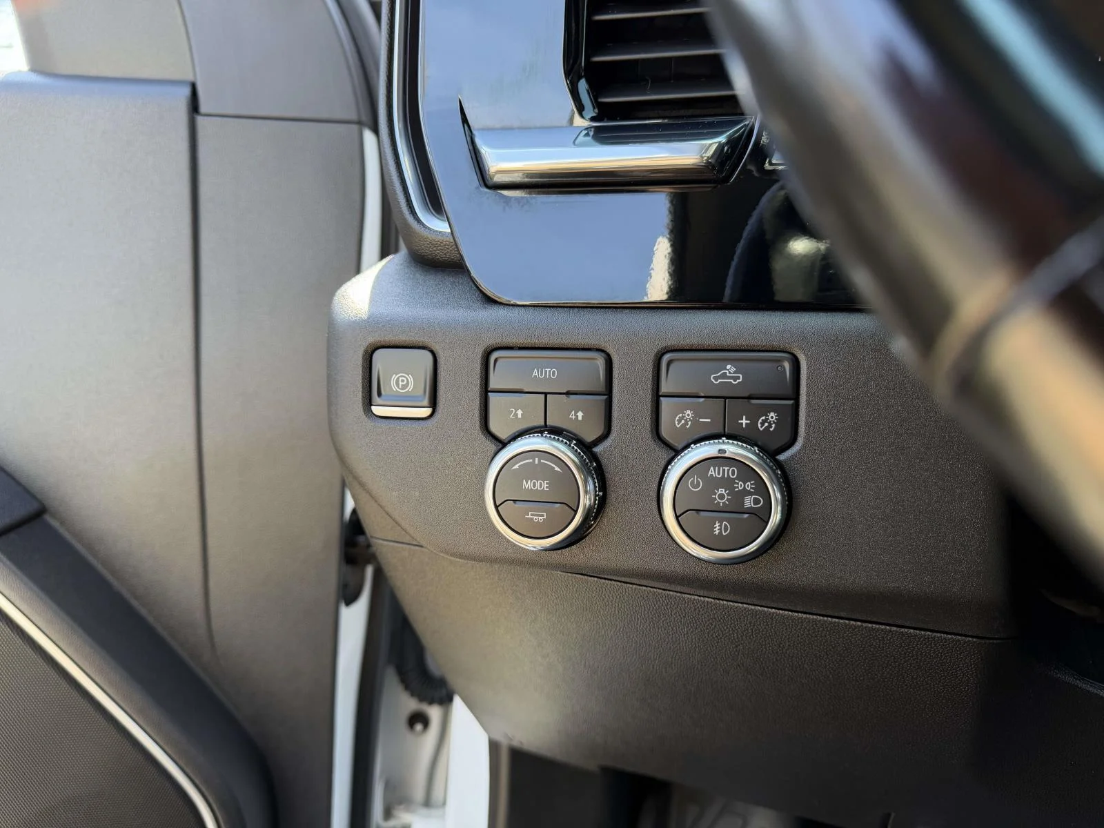 Used 2025 White GMC Elevation image 29