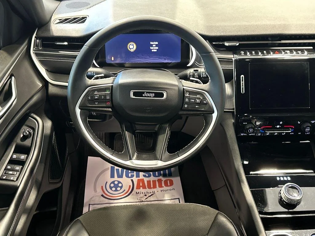 Used 2023 Silver Zynith Jeep Altitude image 27