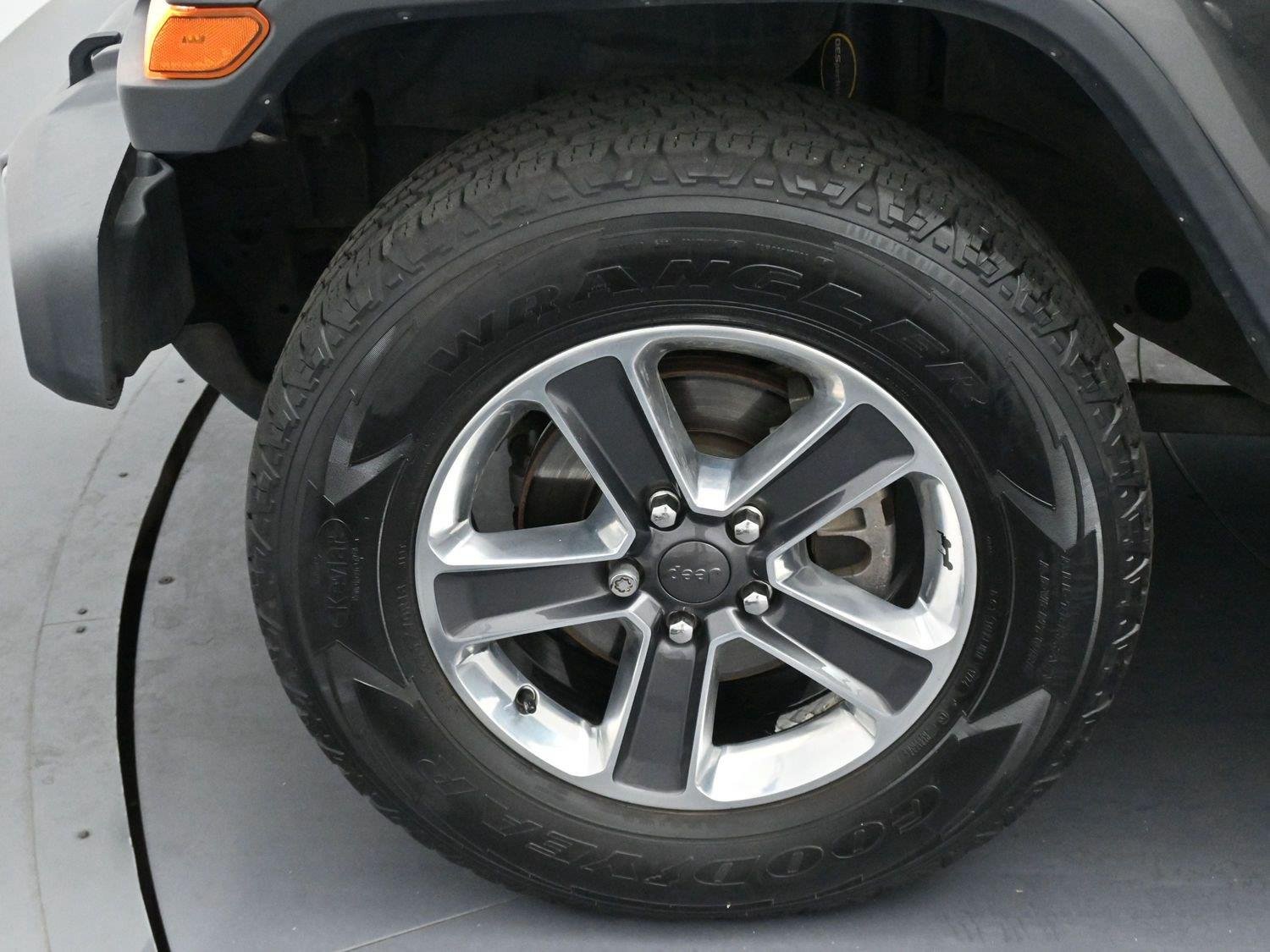 Used 2018 Granite Crystal Metallic Clearcoat Jeep Sahara image 33