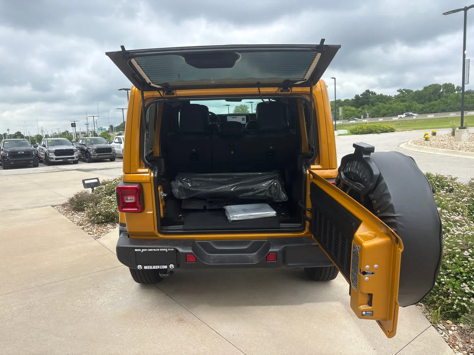 New 2026 Goldilocks Exterior Paint Jeep Sahara image 11